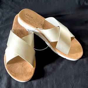 Izod women’s pale gold sandal Never worn, new no tag